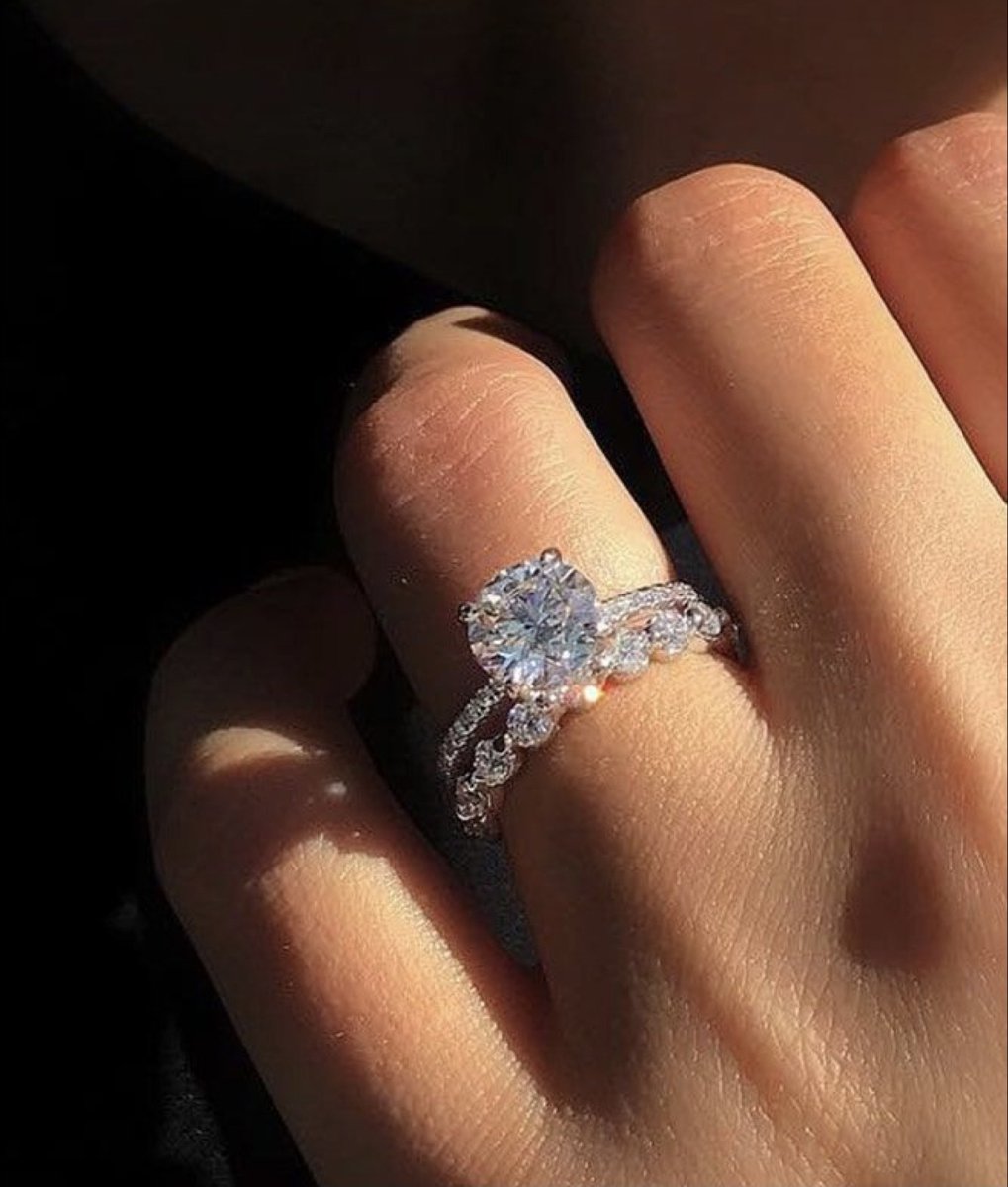 Обручальные кольца с бриллиантами женские на руке